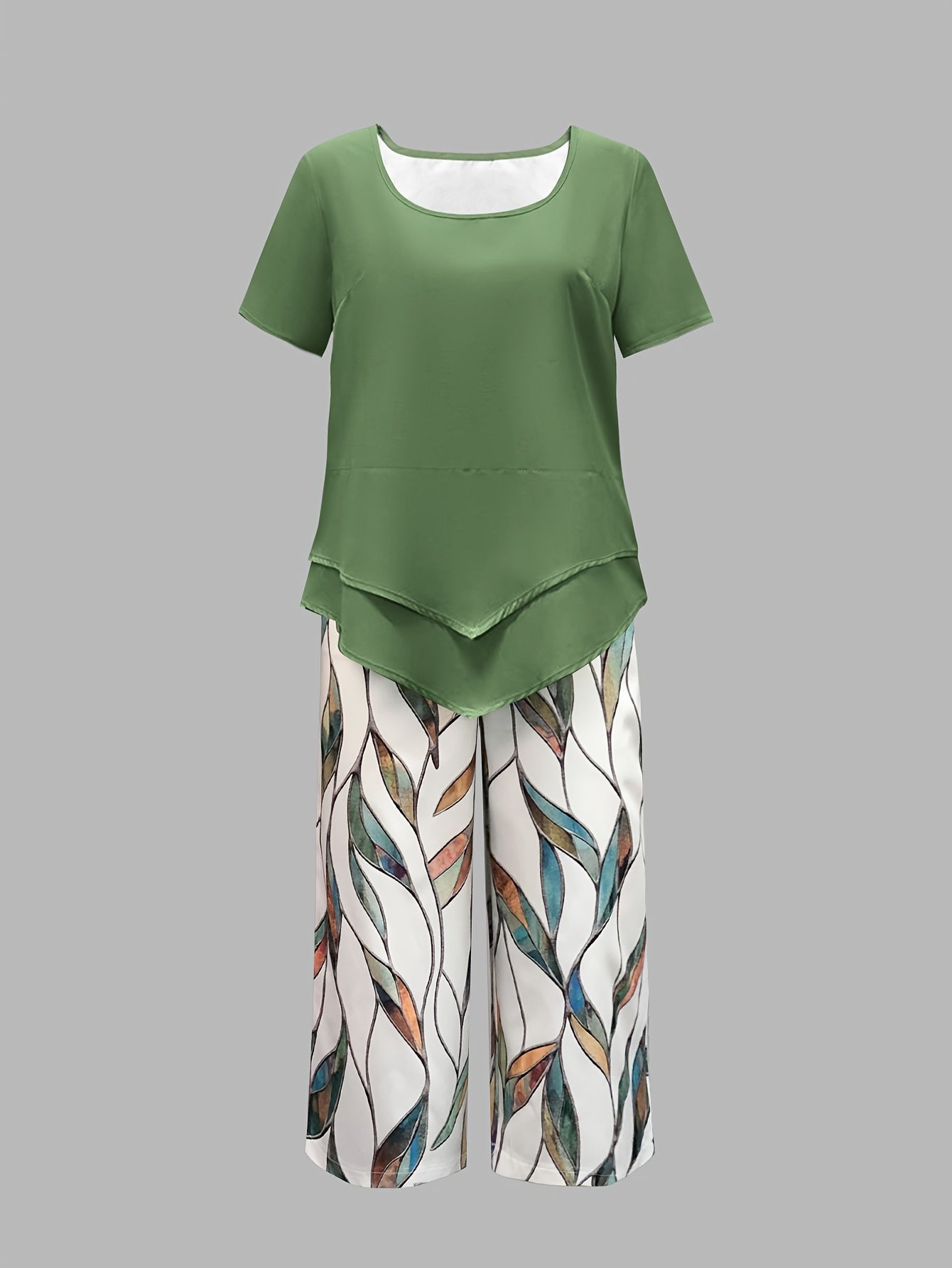 Completo casual da donna composto da top a maniche corte tinta unita e pantaloni capri con stampa floreale